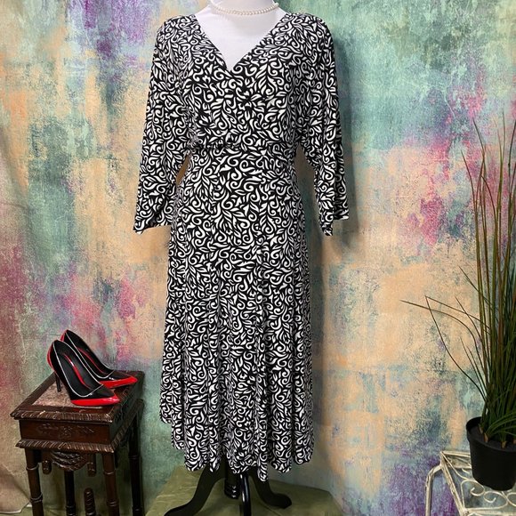 📌Haani Black and White Print Soft Flowing Dress with 3/4 Sleeves - Picture 1 of 12